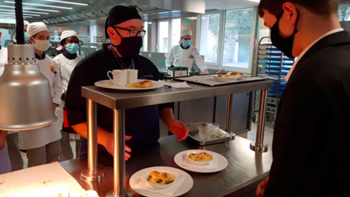 les formations des etudiants de l ecole hoteliere continuent au restaurant de formation la Gabarre