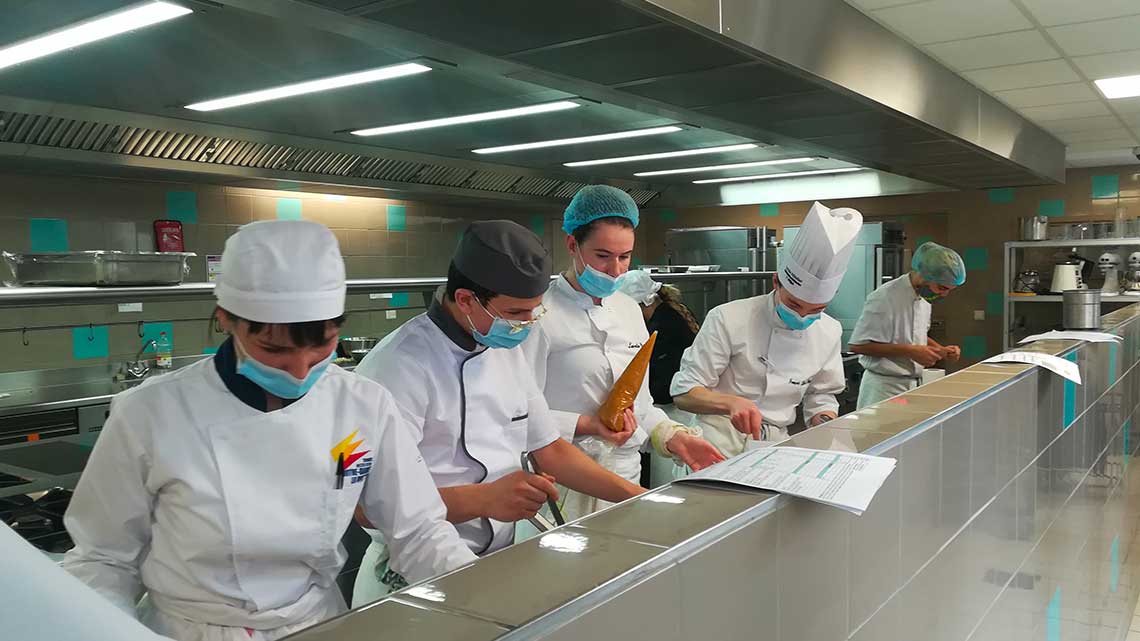 retour sur le menu bretagne avec les élèves en cuisine dans le restaurant La Gabarre